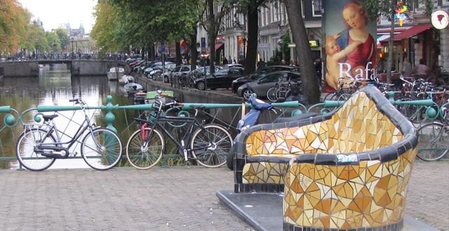 אחד מרחובותיה הקסומים של עיר התעלות, אמסטרדם