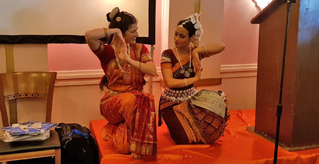 רקדניות בתלבושת הודית מסורתית, באירוע אופן סקיי , במסעדת טנדורי שבהרצליה. צילום עוזי בכר