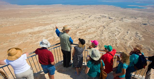 מתי נראה שוב את המראות של תיירים עם מורה דרך בישראל. צילום Depositphotos