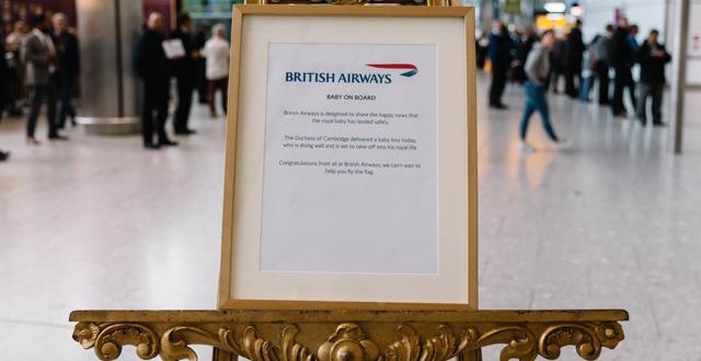 בריטיש איירווייס הציבה בטרמינל 5 שבנמל התעופה הית'רו העתק מיוחד של המסגרת המלכותית עם דברי ברכה להולדת התינוק המלכותי. צילום יחצ