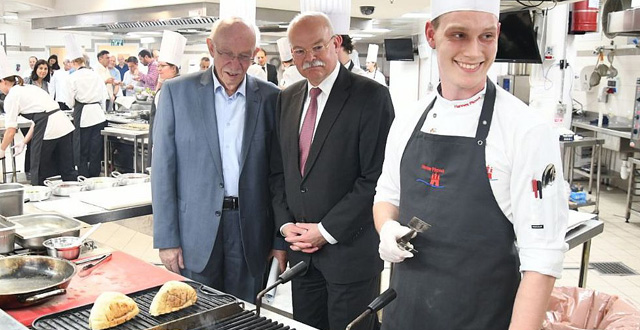 אחד מפרחי הטבחים הגרמניים עם שגריר גרמניה בישראל קלמנס פון גטצה (במרכז) ומנכל משרד העבודה והרווחה אביגדור קפלן. צילום יחצ
