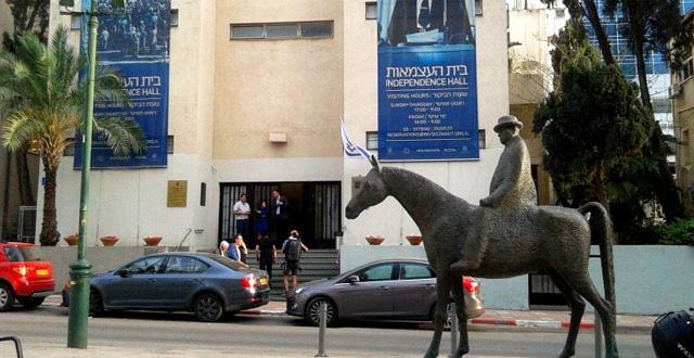 פסלו של מאיר דיזנגוף על רקע בית העצמאות. צילום שוש להב