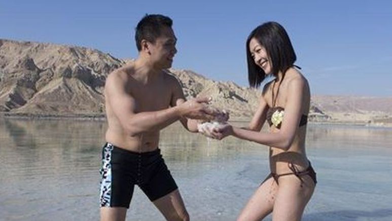 זוג תיירים סיני בים המלח. צילום: איתמר גרינברג למשרד התיירות