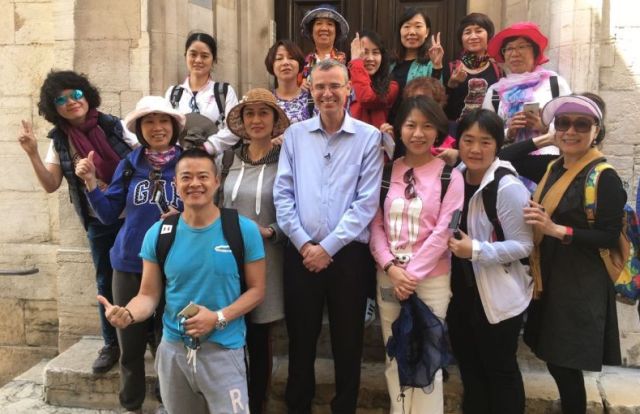 שר התיירות יריב לוין עם תיירים סינים. להוסיף חדרים בתל אביב במהירות. צילום יח"צ