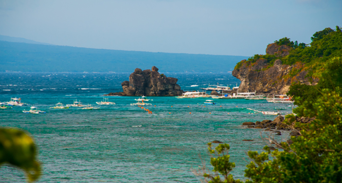 האי מינדנאו בדרום הפיליפינים בה ממוקמת דבאו סיטי . צילום Depositphotos
