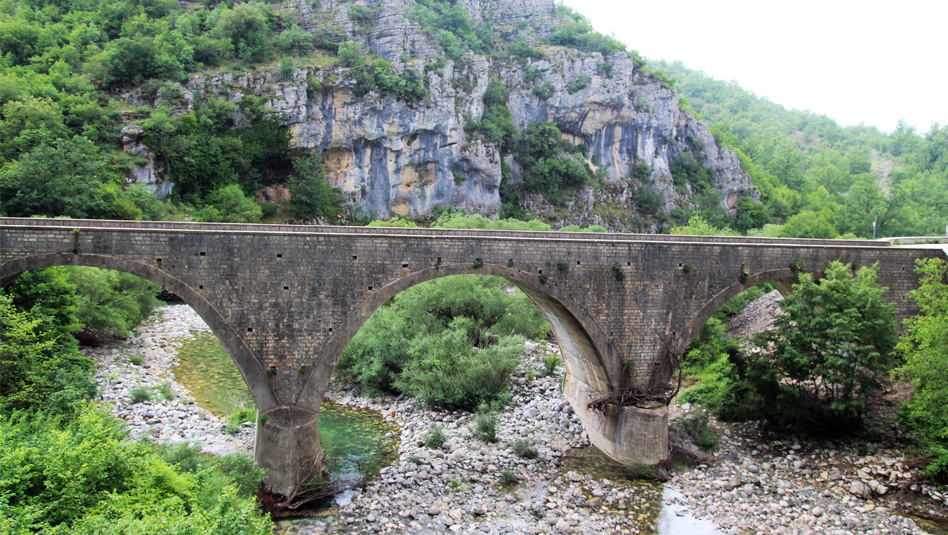 מחוז אפירוס: גשר קשתות בזגוריה . צילום ליטל ליכט