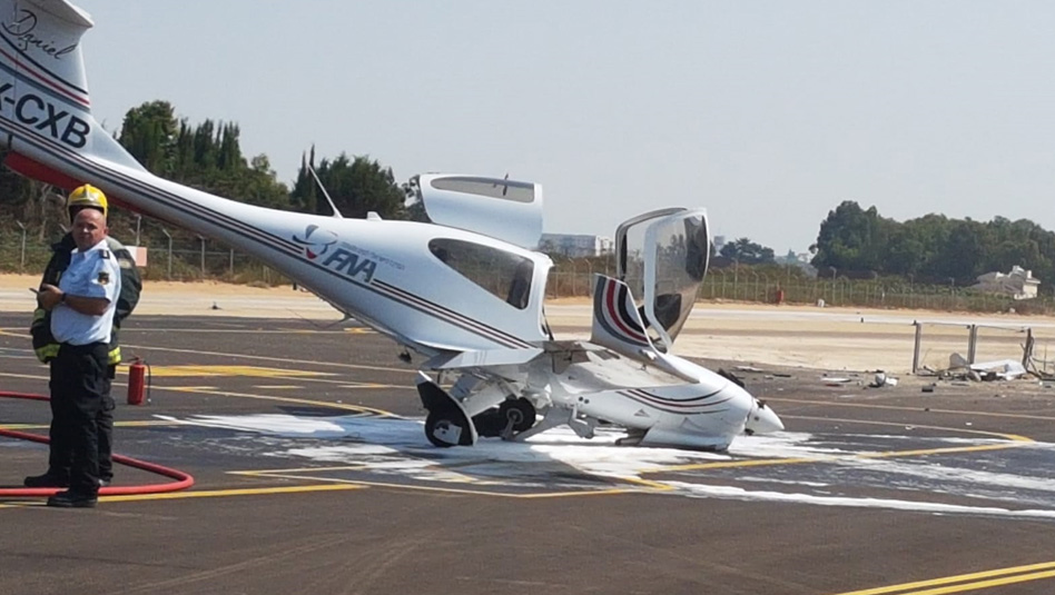 מטוס קל שנחת על חרטומו בשדה התעופה של הרצליה. צילום רשות שדות התעופה