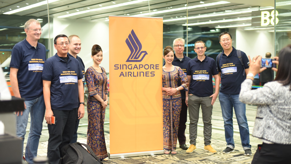 הנוסעים וצוות המטוס בטקס השקת הטיסה הארוכה בעולם. צילום: סינגפור איירליינס