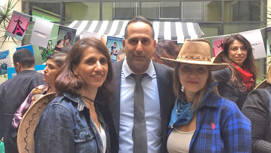 משמאל: רינת חי ברקן, מנהלת השיווק של הקבוצה בישראל, באמצע – אלון נטע, מנהל הקבוצה בישראל. צילום יח"צ