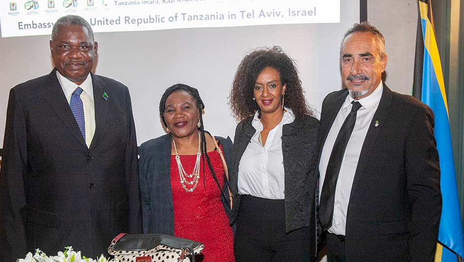 משמאל: השגריר מסימה, רעייתו יוהנה, מסרט - רעייתו של קונסול הכבוד של טנזניה בישראל, קסביאן נוריאל צ'יריצ שנמצא מימין בתמונה. צילום גידי אבינערי