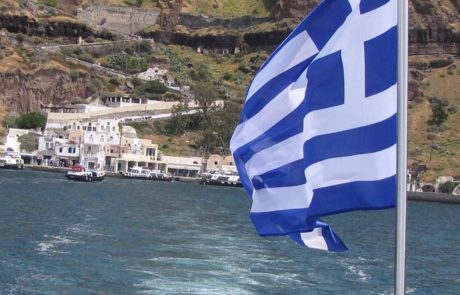 יוון תצמצם עגינות אוניות קרוזים בסנטוריני ומיקונוס