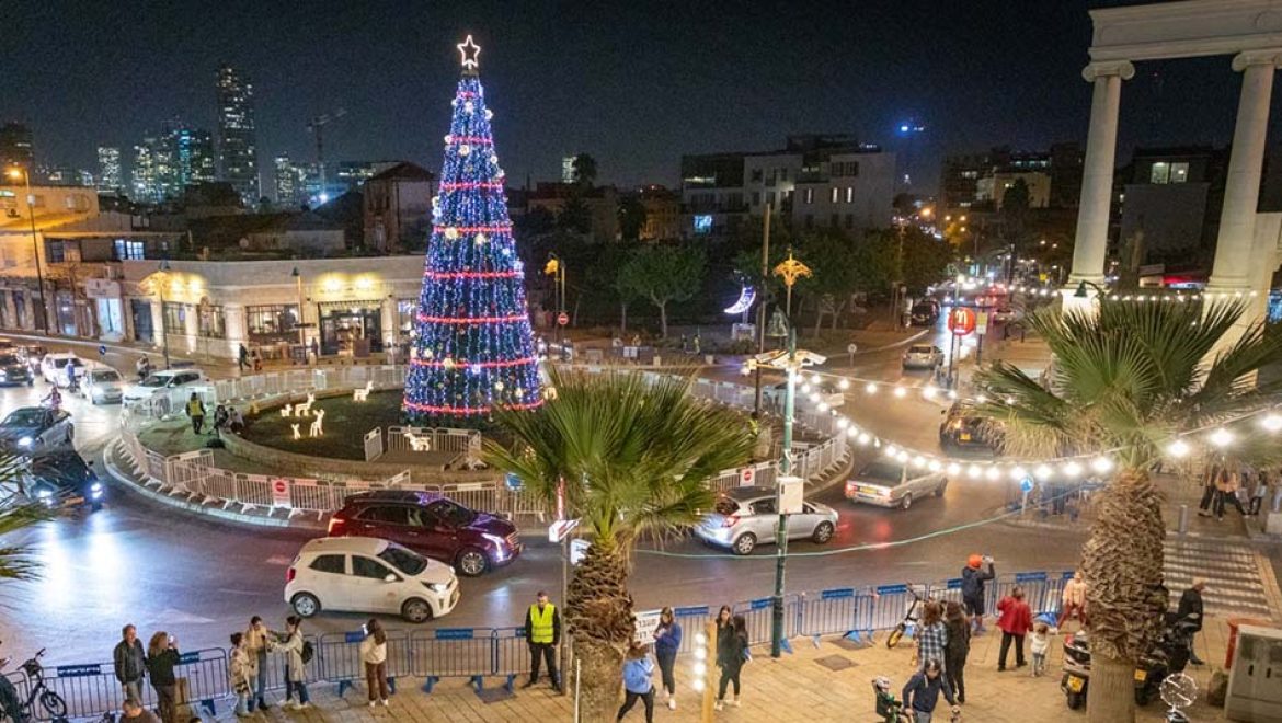 הערב מדליקים את עץ חג המולד בכיכר השעון ביפו