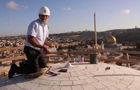 הונחה 'אבן-ראשה' על כיפת בית הכנסת תפארת ישראל