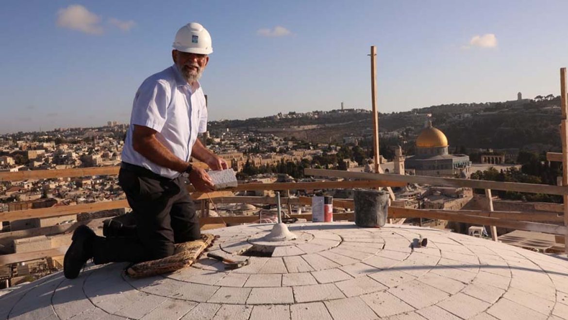 הונחה 'אבן-ראשה' על כיפת בית הכנסת תפארת ישראל