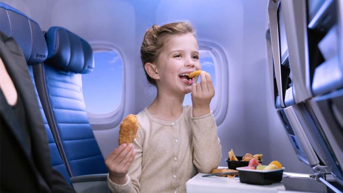 יונייטד איירליינס מחזירה את ארוחות הילדים למטוסים