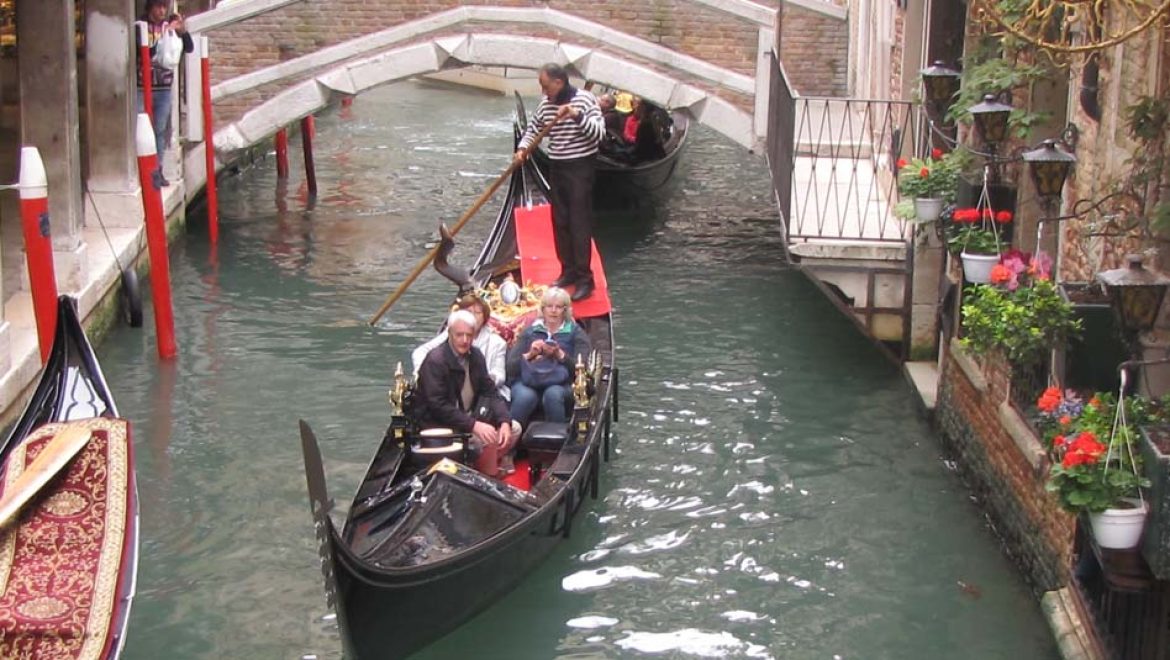 הרשויות בוונציה: "קבוצות גדולות לא רצויות וגם השימוש במגפונים"