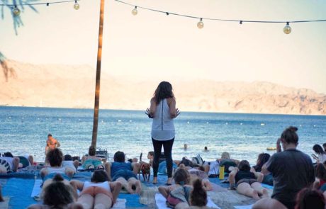 יומיוגה באילת: חוגגים את יום היוגה הבינלאומי, בחוף של מוש