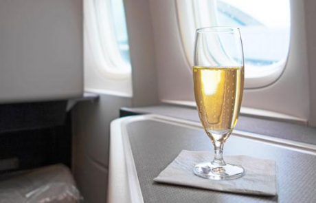 האם נוסעי מטוסים סובלים יותר מבעבר מבעיית שתייה ?
