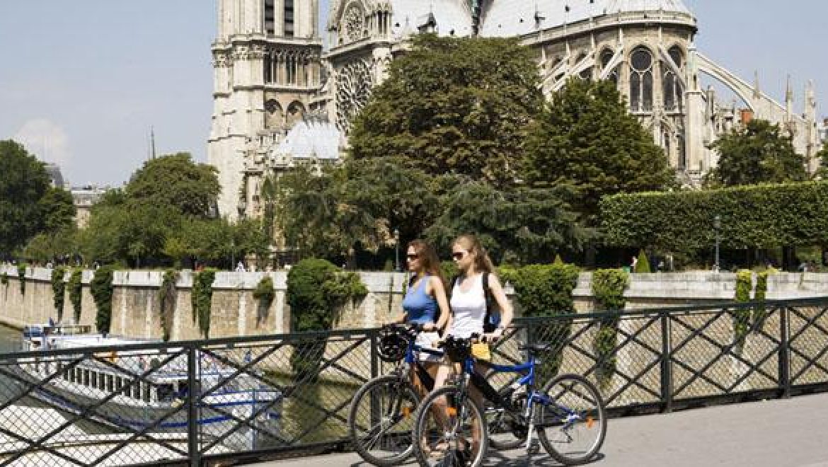 פריז היא העיר האהובה ביותר על התיירים